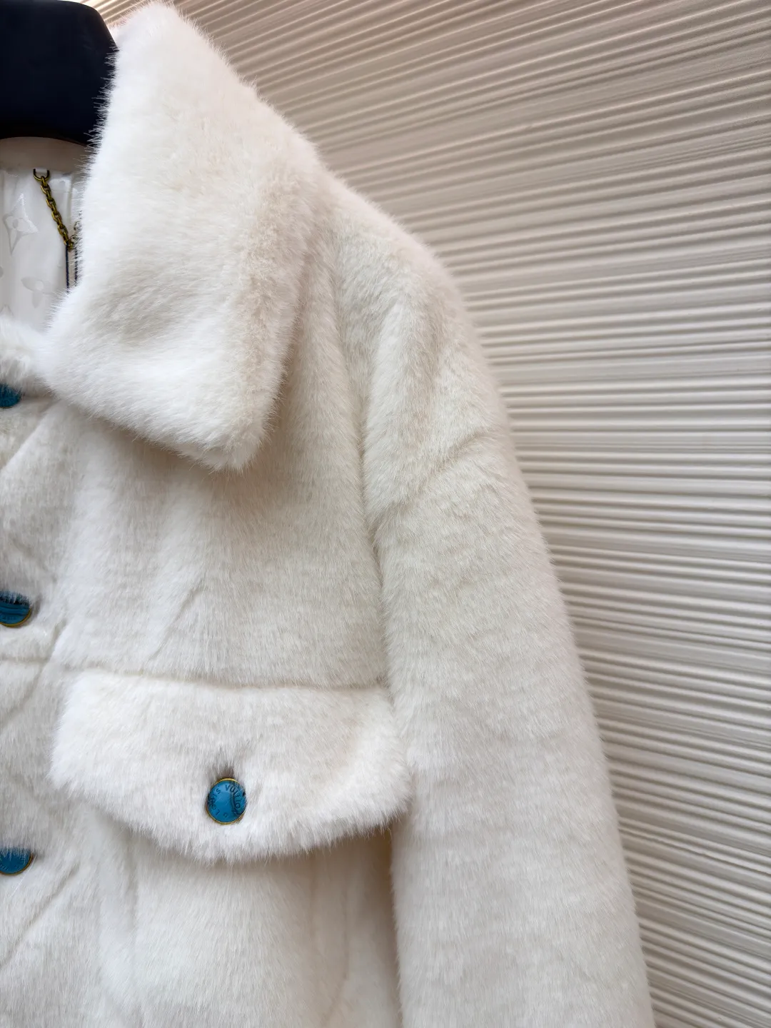 LOUIS VUITTON Turquoise Mink Jacket ●Original version: Purchased and developed at 147799 ●Item number: 1681421-C30 ●Fabric: mink fur fabric ●Technology: embroidery production ●Color: white ●Version: Fitted version ●Weight: about 1065 grams ●Size: 46-48-50-52 ●Description: This jacket is made of high-end imitation mink velvet fabric, which is soft and fluffy to the touch and has excellent warmth retention. The lapel design adopts three-dimensional tailoring + precision sewing technology, and the collar shape is crisp and naturally connected with the body. The placket button is a custom-made blue-green metal button, which creates a visual contrast with the white fabric. It is sewn in precise position and opens and closes smoothly. The large pockets on both sides use three-dimensional bag-shaped technology, and the bag mouth echoes the buttons, combining practicality and design. The inner lining is made of the brand's classic pattern printed fabric, which is combined with the outer layer of plush fabric through laminating sewing technology to create a strong sense of layering. The overall cut is a loose-shouldered version, and the multi-piece structure is spliced ​​to create a casual and trendy wearing effect while ensuring comfort and freedom during movement. It is a fashionable item that combines luxurious plush texture with exquisite craftsmanship. The overall wiring is straight and delicate, the fabric is comfortable and soft, and the color is consistent without color difference. It can be matched with the same style to create a fashionable look and control various occasions. Customized accessories, complete with three standards, same style for men and women!